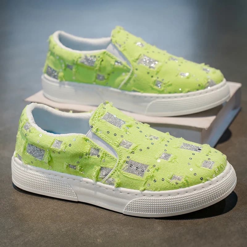 Le scarpe da uomo per la primavera e l'estate sono sneakers e scarpe sportive alla moda, versatili, con suola morbida, comode e traspiranti