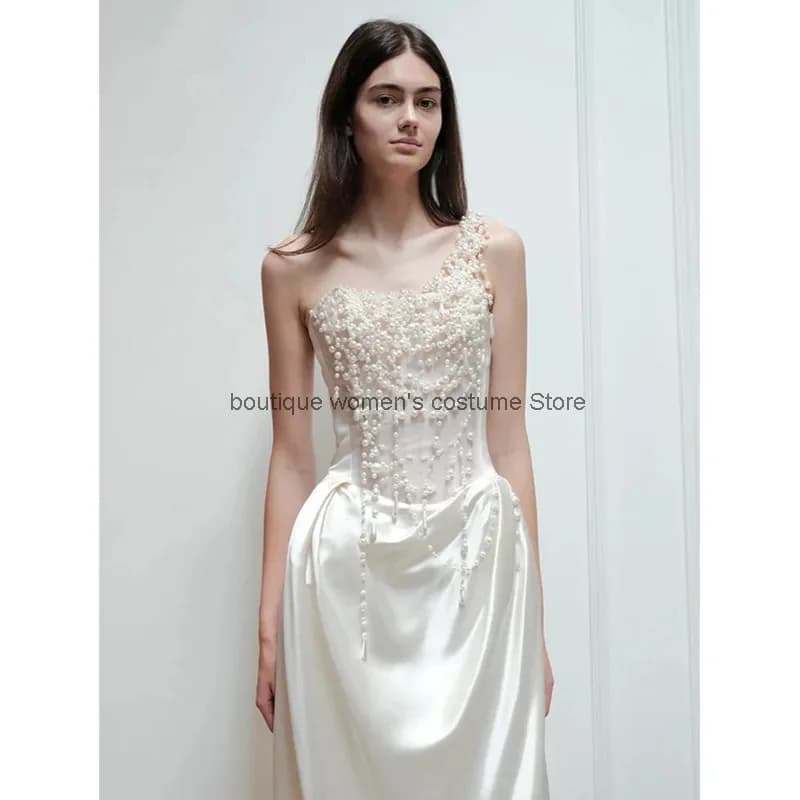 Cos 2025 Abito da sera francese senza spalline per le spose Raso di lusso leggero di nicchia per uscire Matrimonio leggero perlato dell'industria pesante