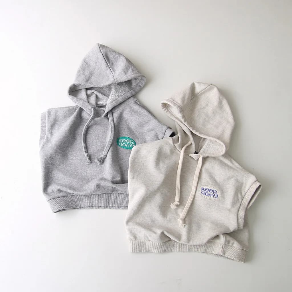 2025 Autunno Nuovi bambini Felpa casual Moda Bambini Gilet con cappuccio allentato Lettera in cotone Top senza maniche Neonati maschi Vestiti per ragazza