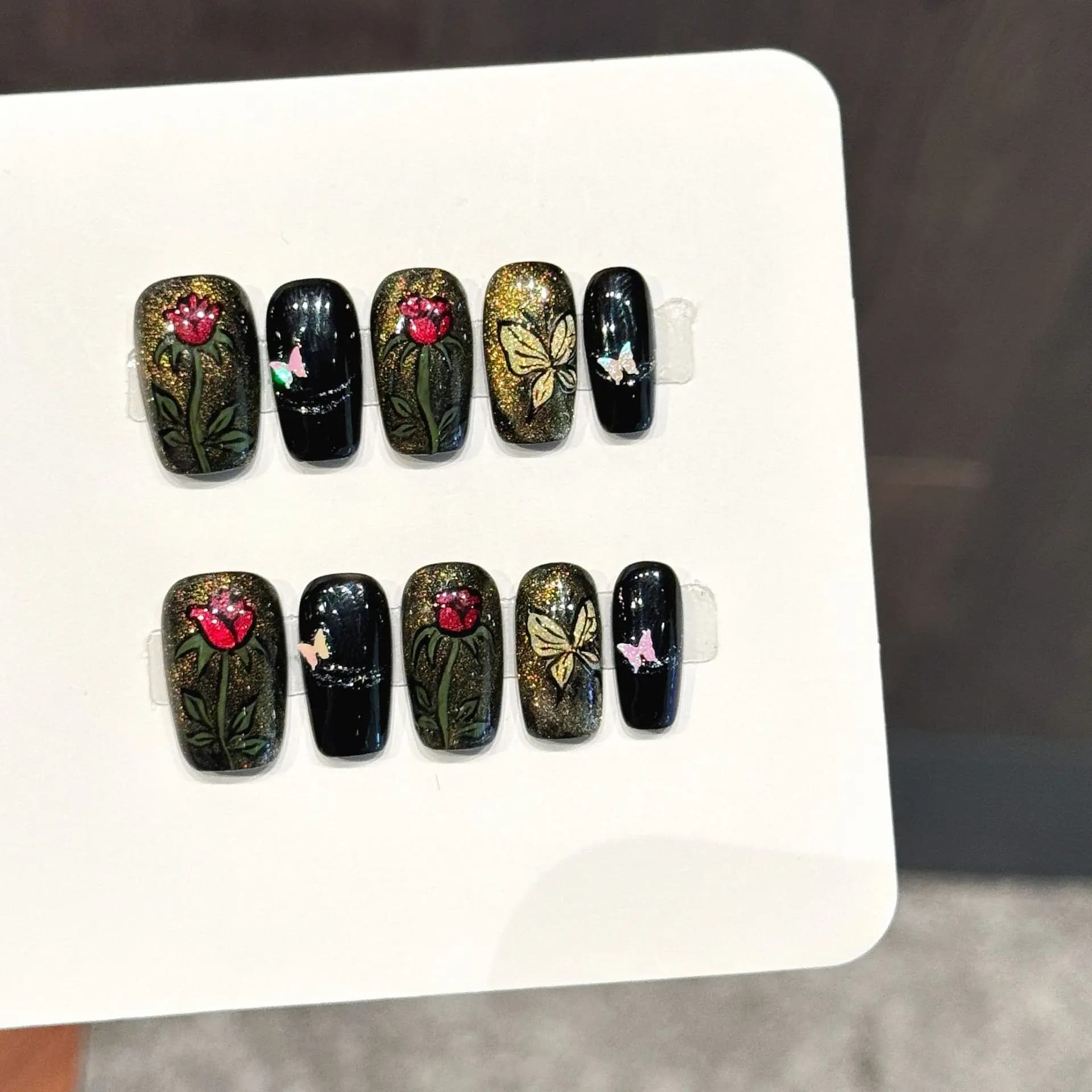 10 pezzi di unghie finte quadrate fatte a mano, fondo nero con decorazioni oro, rose e farfalle dipinte a mano, adatte per feste e festival.
