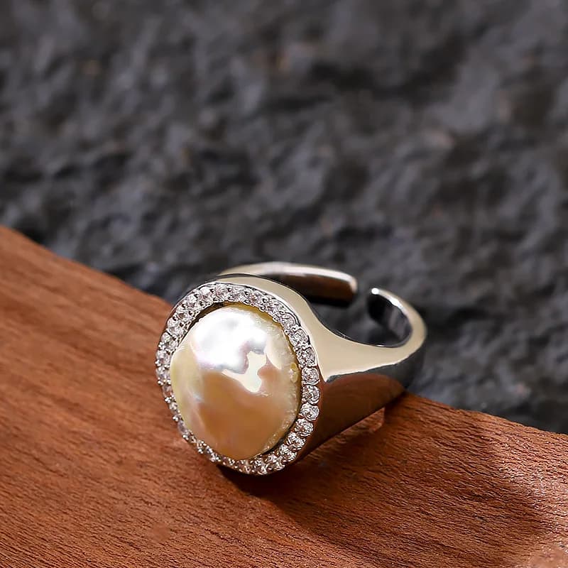 Anello di perle barocche irregolari con zirconi incrostati di diamanti, alla moda ed elegante, gioiello personalizzato di lusso discreto.