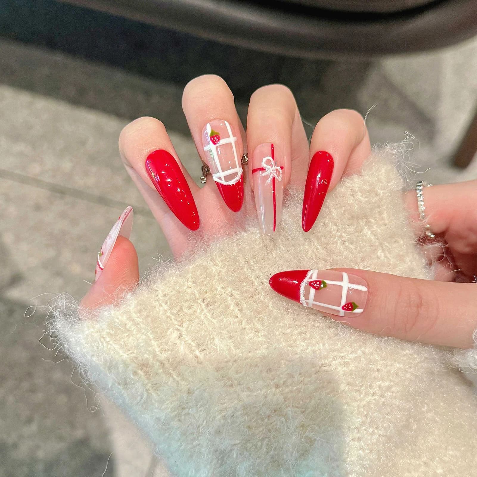 10 pz. Unghie Finte Lunghe a Mandorla Fatte a Mano con Design 3D Fragola Rossa, Punte Rosse Francesi, Unghie Finte Staccabili alla Moda