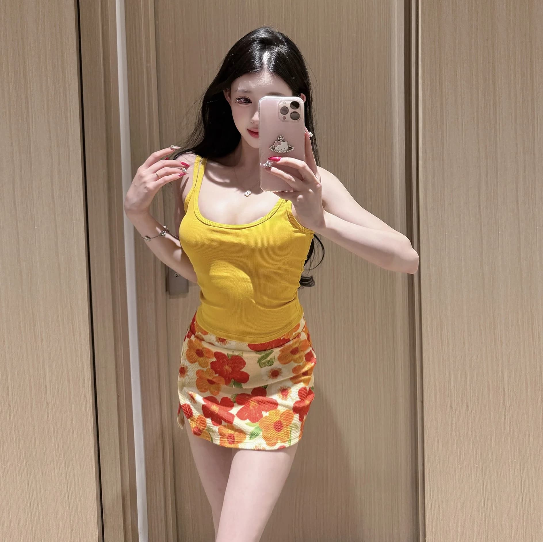 Women's thermal swimsuit, model two pieces, with skirt, student style, for small breasts, elegant design, sexy and that enhances beauty, with a discreet cut.