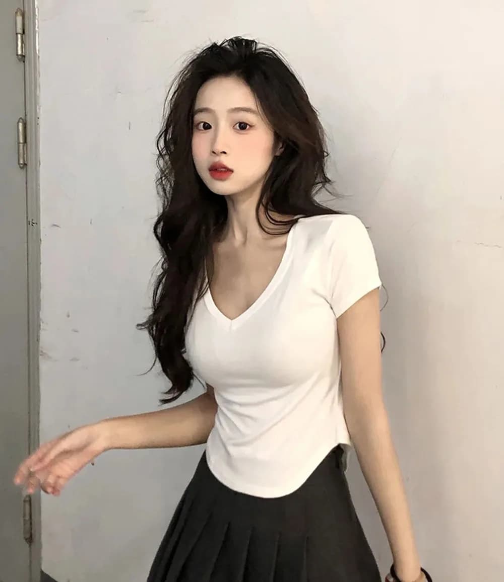 T-shirt a maniche corte con scollo a v Sexy per le donne magliette nuove estive Top maglietta Basic bianca nera Y2K vestiti da donna in stile coreano 2024