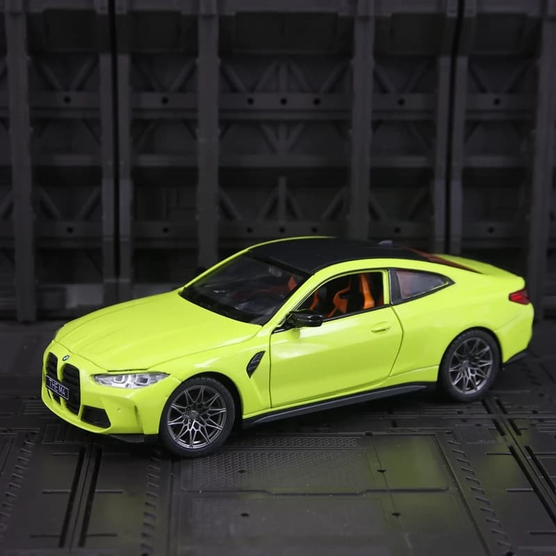 Modellino in lega BMW M4 G82 in scala 1:23, da collezione, con portiere e cofano apribili, funzione di sterzata e scorrevole.