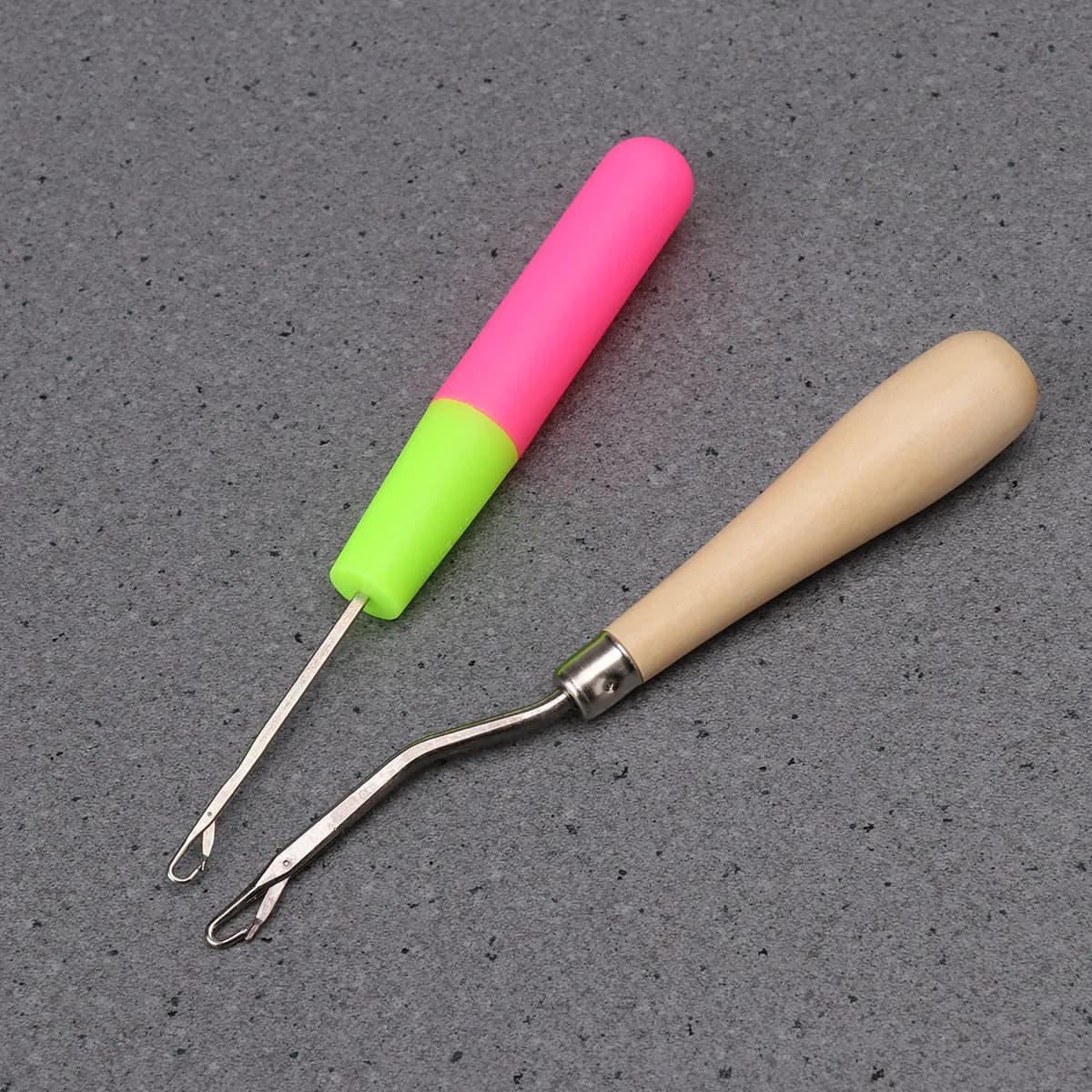 2 Pezzi Ago da Uncinetto in Legno Curvo e Ago da Uncinetto Dritto in Plastica, Strumento per Realizzazione Tappeti, Riparazione Calze, Riparazione Nodi, Micro Intrecciatura Capelli