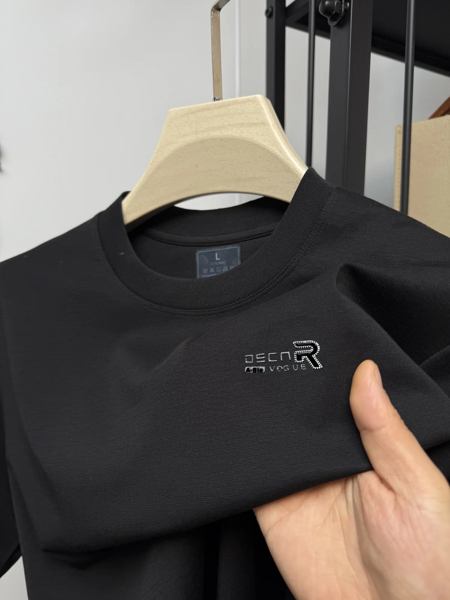 Nuova T-shirt traspirante a girocollo, casual e versatile, con un design semplice, trendy e accattivante, con elementi di stile britannico, a maniche corte.