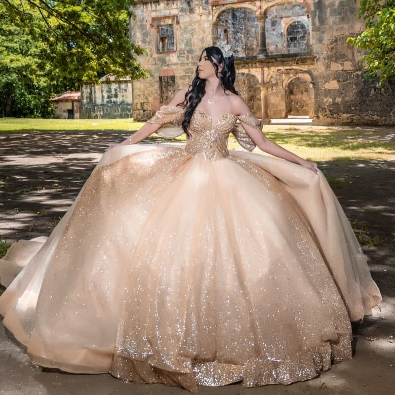 Champagne lucido Abiti stile Quinceanera Abito da ballo con spalle scoperte Perline Tull Party Compleanno Dolce 16 Abito Abiti 15 Anos