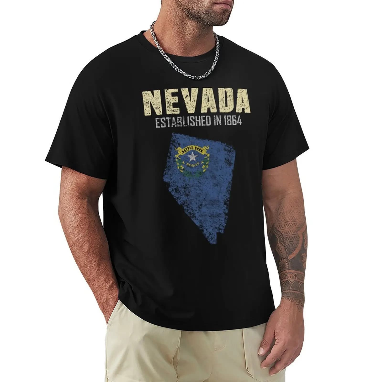 Abbigliamento dello stato della Nevada con bandiera ufficiale su una mappa dello stato effetto invecchiato, T-shirt estiva con stampa a maniche corte