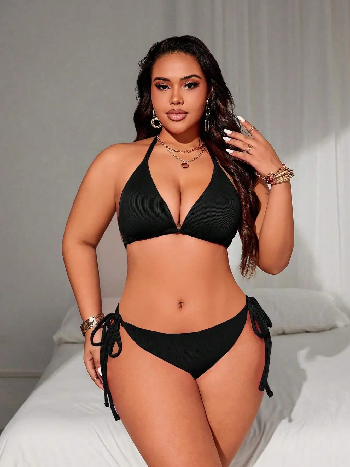 Set bikini a vita alta con laccetti laterali e top halter in tinta unita, taglie forti, per l'estate e la spiaggia