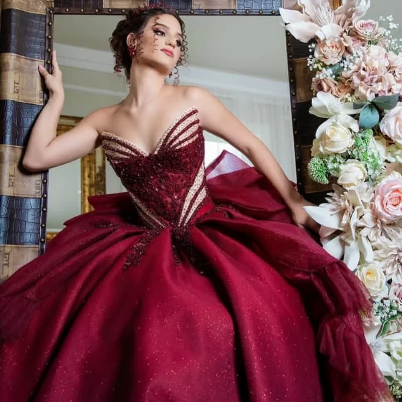 Abito Quinceanera rosso vino lucido Stratificazione di pizzo con spalle scoperte Decalcomania glitter di cristallo Fiocco abiti da 15 Quinceanera Personalizzato