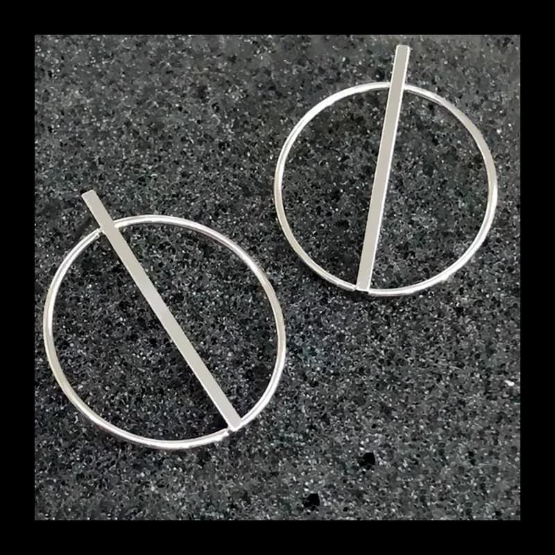 Anello rotondo lucido Orecchini a bottone con una sola parola Versione coreana femminile Temperamento Piccolo stile freddo rotondo fresco