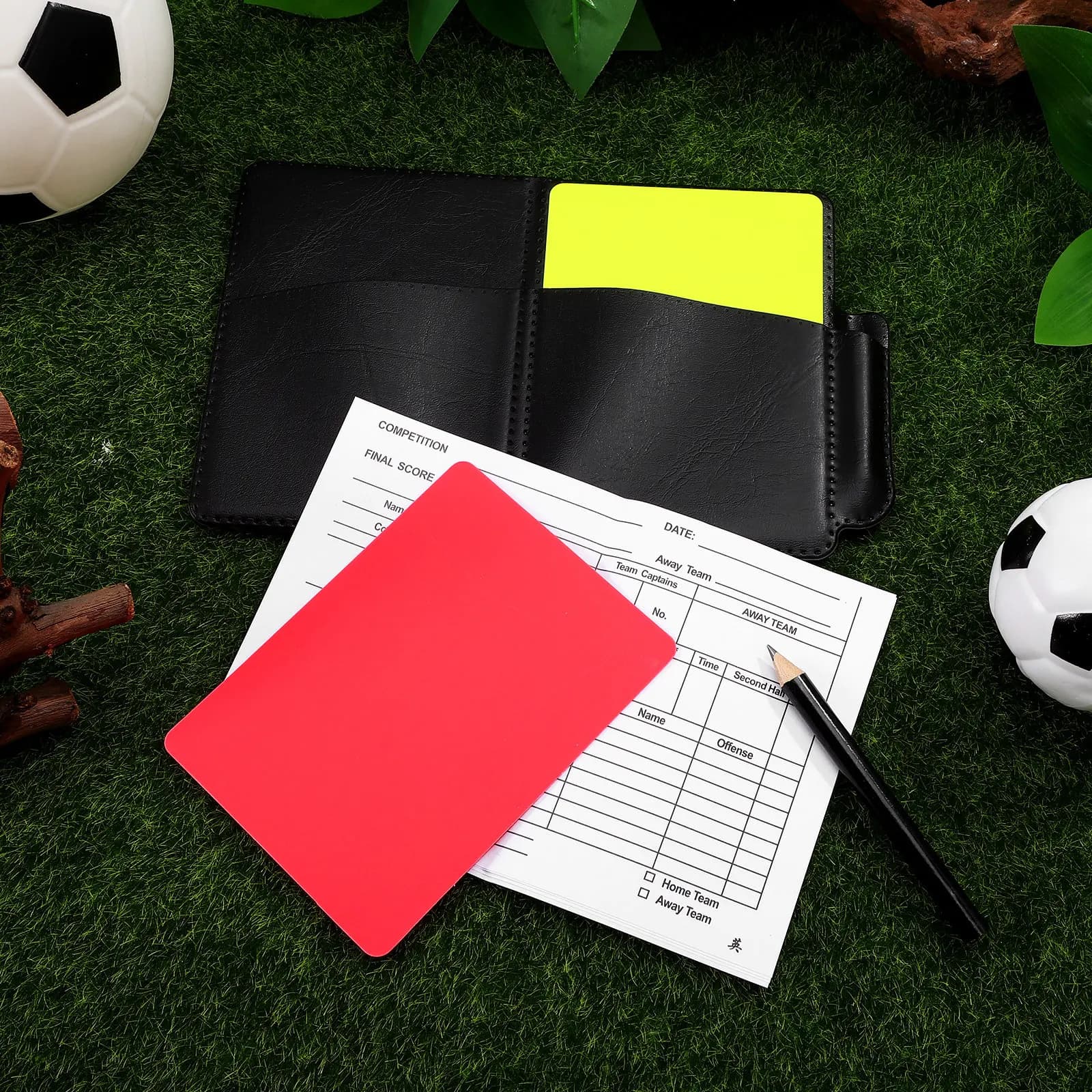Set di 4 Cartellini Rossi e Gialli per Arbitri in PVC con Porta Cartellini, Libro Punti e Matita - Strumenti Essenziali per Arbitri di Calcio, Pallavolo e Football