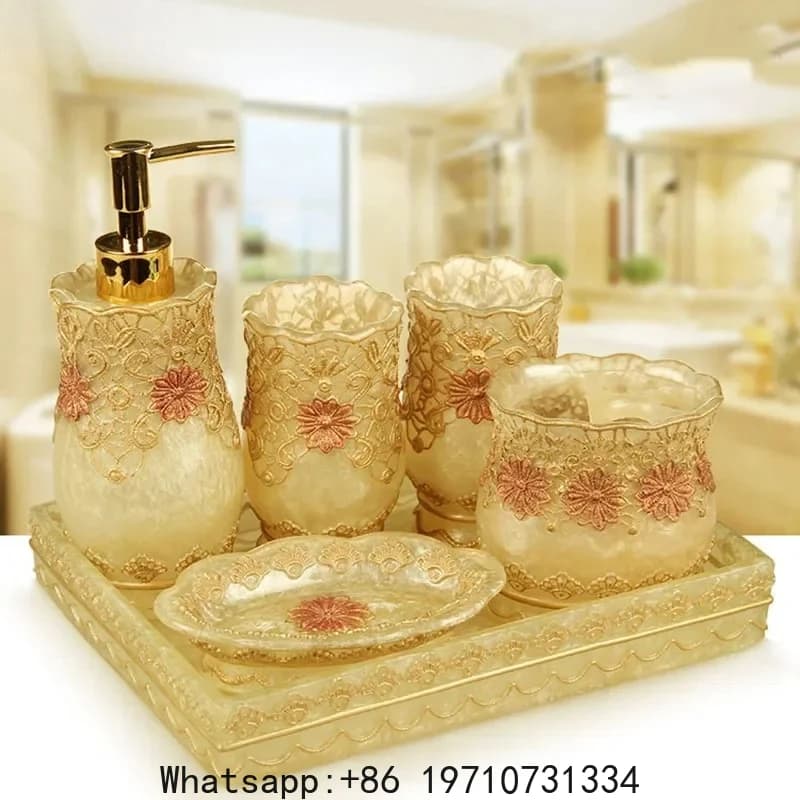 Accessori da Bagno in Resina con Motivo Floreale Classico: Porta Dentifricio, Dispenser Lozione, Bicchiere, Scopino WC, Articoli per il Bagno