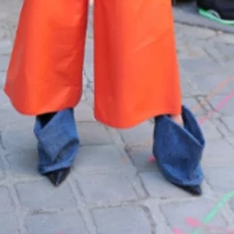 Stivaletti Donna in Denim Bicolore con Risvolto e Punta Affusolata, Tacco a Gattino, Stile Streetwear, Moda 2026