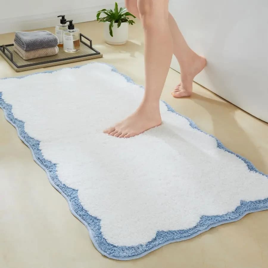 Tappeto Runner in Microfibra con Bordo Ondulato, Tappetino da Bagno Bianco con Bordo Blu Ondulato, Tappeto Estetico Carino per Bagno, Vasca, Pavimento