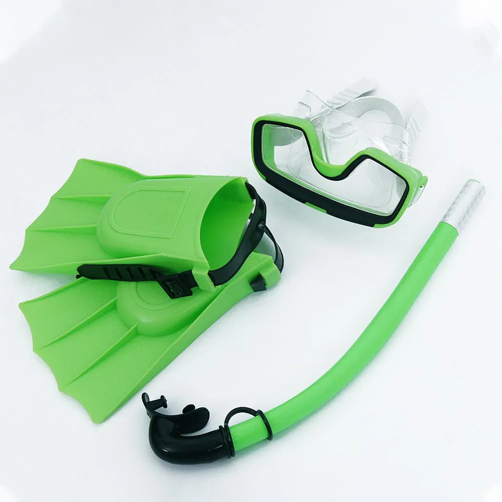 Snorkeling set with padding mask, adjustable fins and comfortable swimming equipment for children from 5 to 10 years old