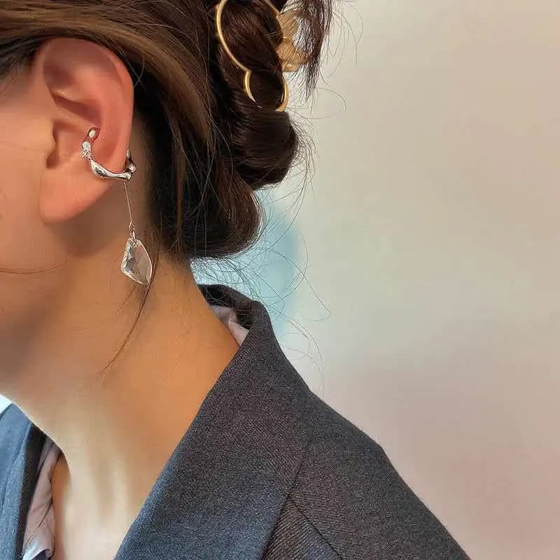 Long ear clips without piercings, trendy design, ear bone clips, exquisite and clear crystal pendant earrings.