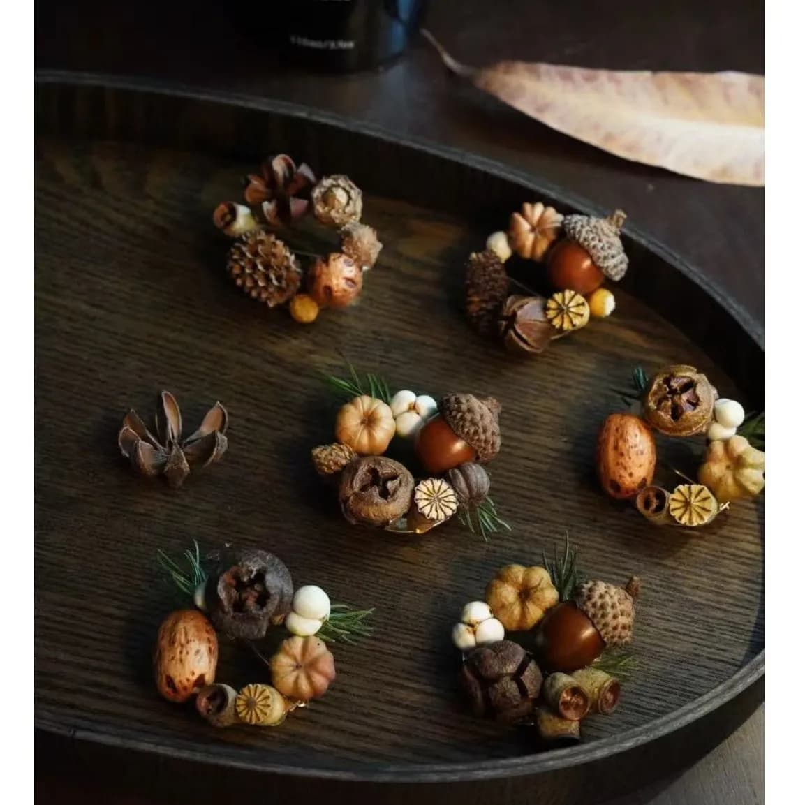 Vero, essiccato, vita eterna, fiori sul petto, spilla di frutta del bosco, caldo matrimonio autunnale all'aperto