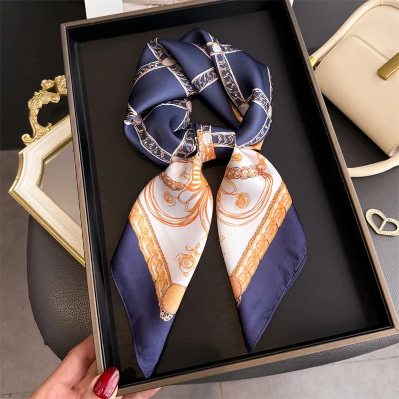Foulard Quadrato in Seta Blu Classico con Stampa a Catena, Elegante e Sottile, 70cm, per Donna, Antivento, per Collo e Capelli