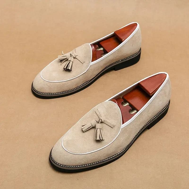 Mocassini Italiani di Lusso in Camoscio per Uomo, Design con Nappine, Punta Rotonda, Scarpe Casual Comode con Fodera Interna in Tessuto