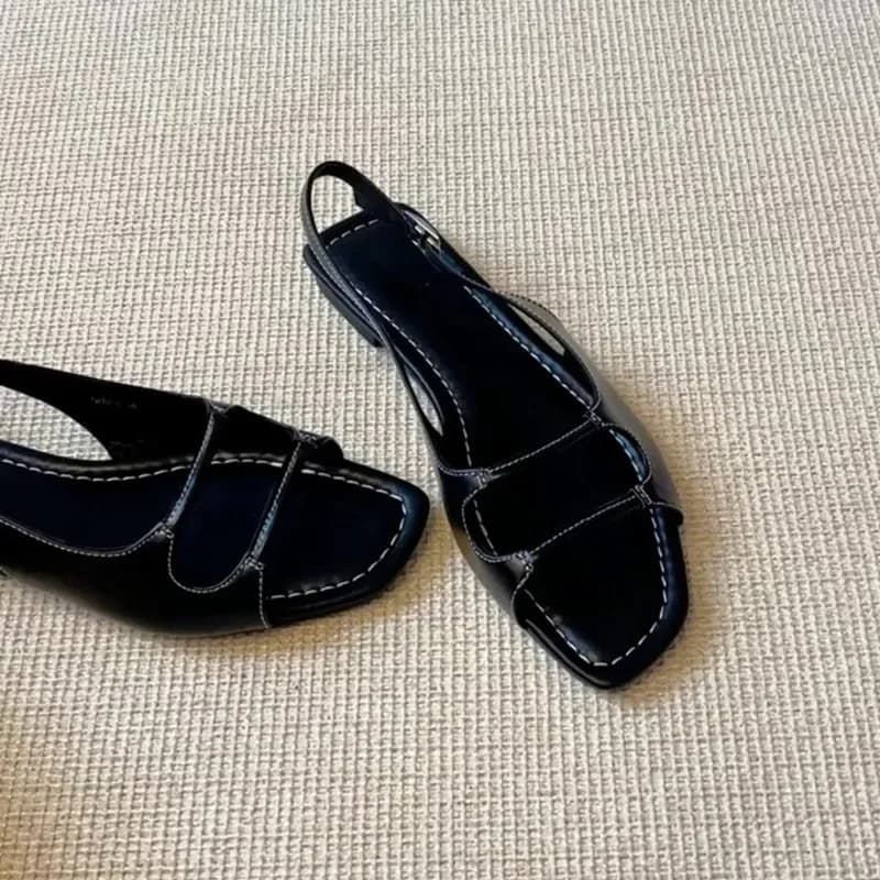 Women's sandals with open tip and flat bottom in sheepskin, outdoor summer clothing, simple beach sandals for holidays, Roman slippers