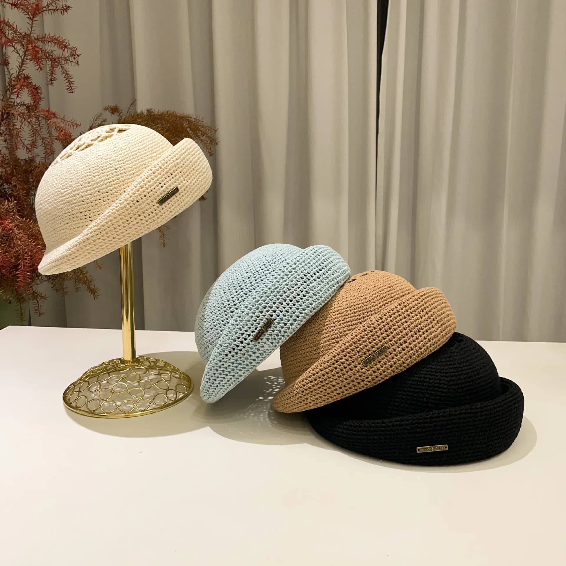 Berretto estivo fatto a mano all'uncinetto 2025 per donna - Cappello da pittore a tesa arrotolata scavato traspirante, elegante berretto alla moda in tinta unita