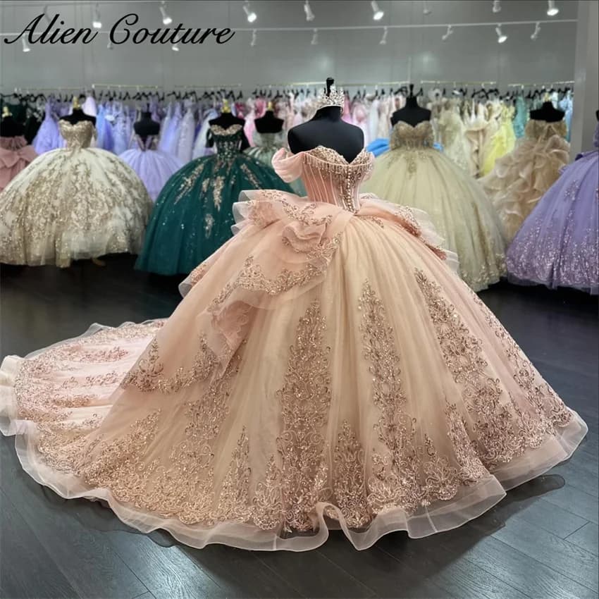 Abito stile Quinceanera in tulle rosa pesca con perline di cristallo Abito da ballo con applicazioni Sweet 16 Abito da compleanno Abiti da 15 anni Personalizzato