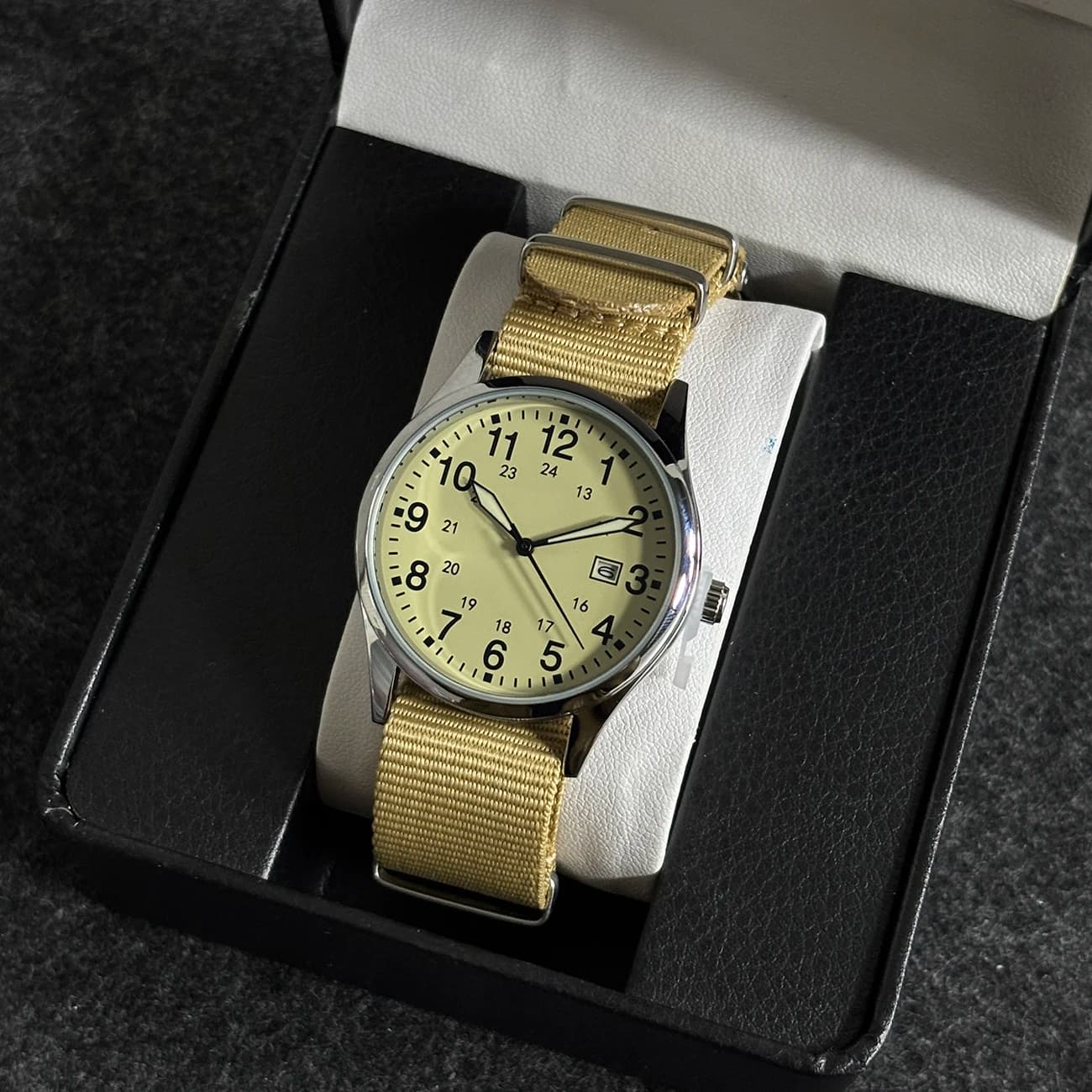 Orologio da Polso Sportivo da Uomo in Lega di Acciaio Inossidabile Premium con Cinturino in Nylon, Numeri Arabi, Movimento al Quarzo e Calendario