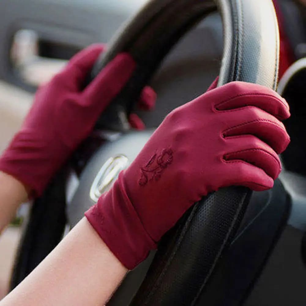 1 pair of fashionable embroidered cycling gloves, elastic driving gloves, summer gloves with sun protection.