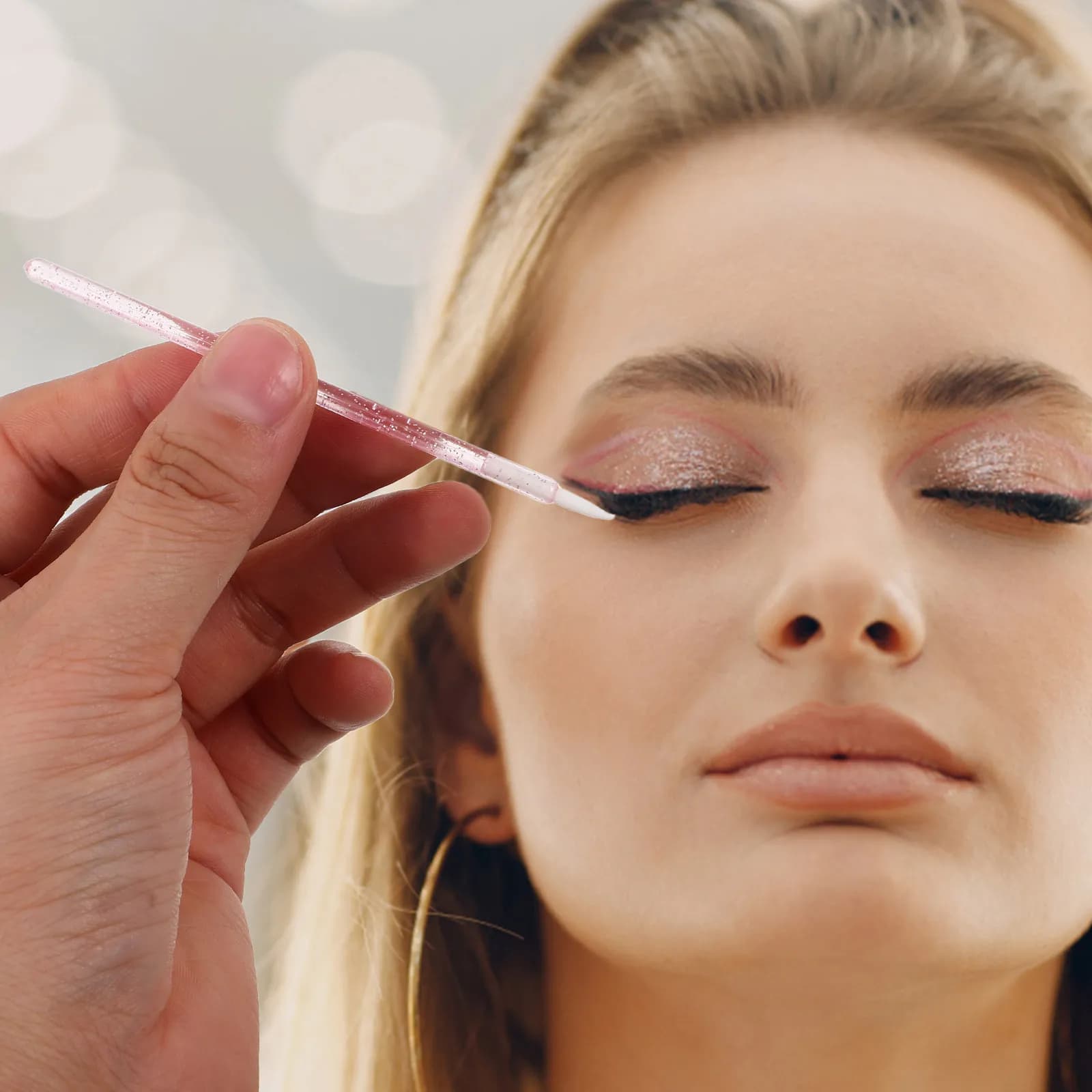 Disposable eyeliner brushes with fine tip for a precise eye makeup, small applicator for lip contour and eye shadow.
