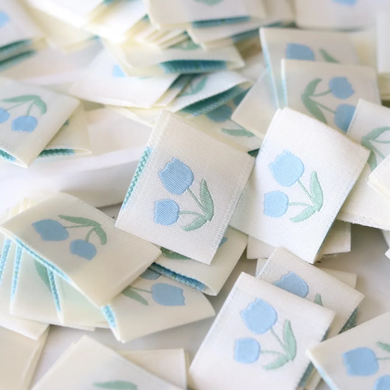 Etichette Tessute Pieghevoli con Tulipano Blu, Colore a Scelta, Etichette Ricamate per Collo di Capi, Distintivi in Tessuto, Accessori Fai da Te per Cucito