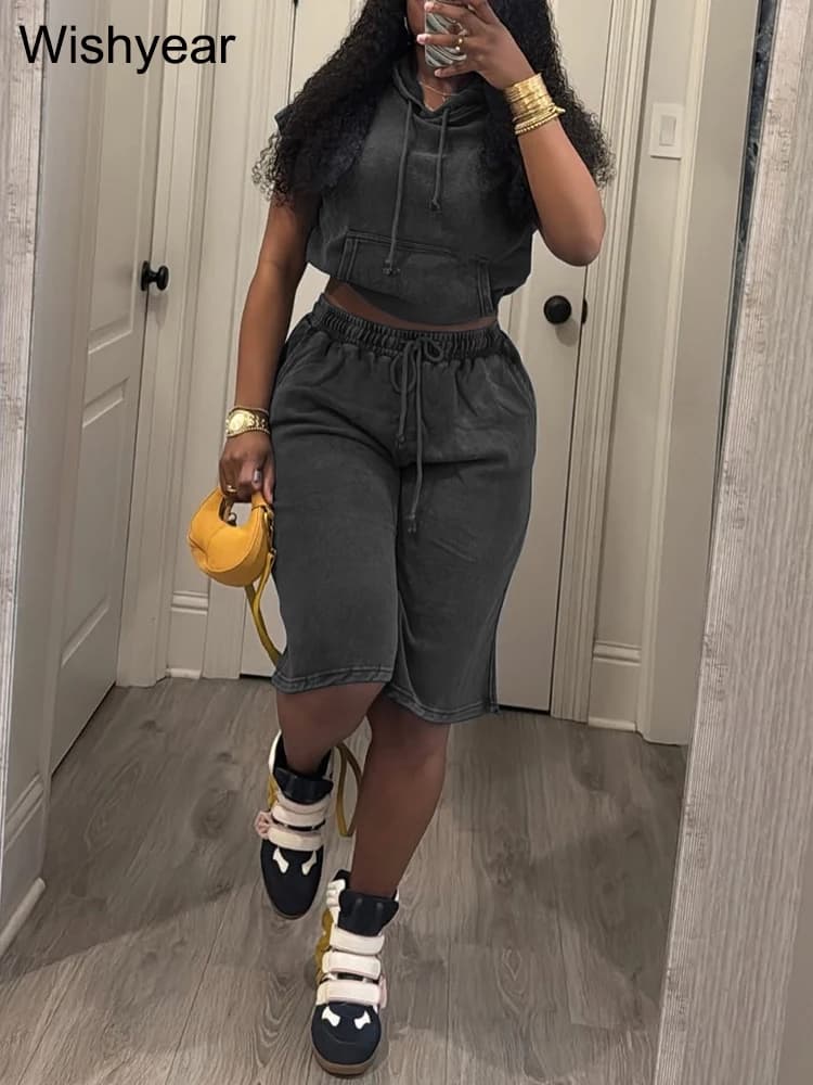Completo Streetwear Estivo Y2K da Donna: Set 2 Pezzi con Felpa Senza Maniche Nera Lavata Elasticizzata e Pantaloncini al Ginocchio con Coulisse