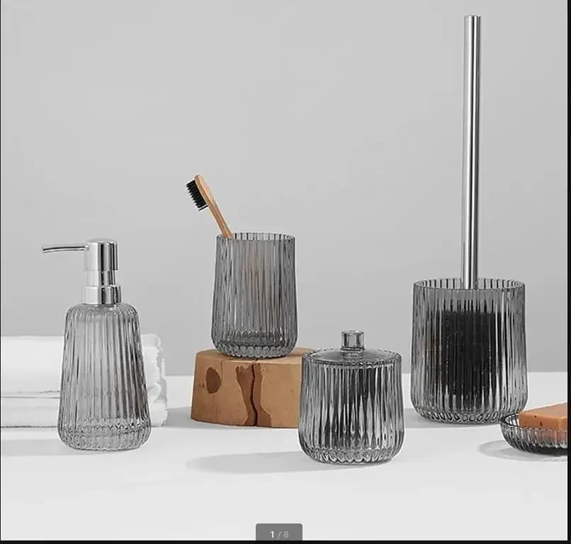 Kit per il lavaggio in vetro grigio Bottiglia di sapone Set di tazze per collutorio Scopino per WC Scatola per tamponi di cotone Portasapone Set di accessori per il bagno di casa nordica