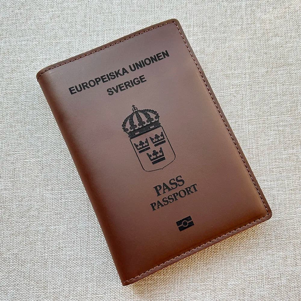 Custodia per passaporto svedese in vera pelle - Porta documenti da viaggio 10x14,5 cm fatto a mano al 100%.