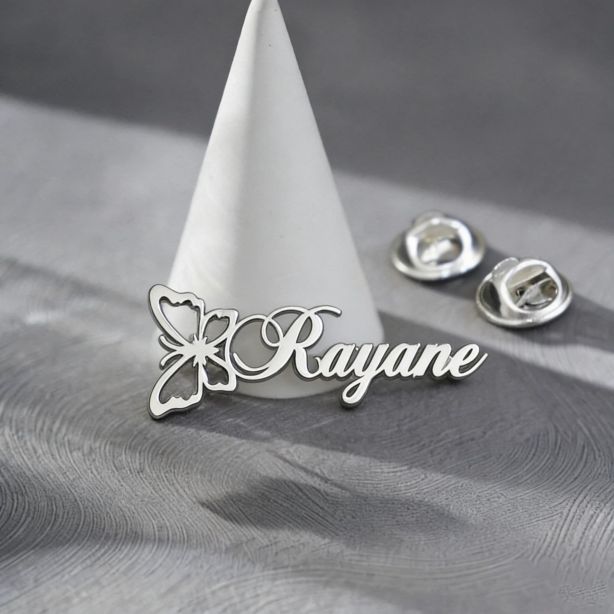 Spilla Personalizzata a Farfalla con Nome Inciso al Laser in Acciaio Inossidabile, Accessorio Stile Vintage per Uomo Donna, Regalo per Uso Quotidiano