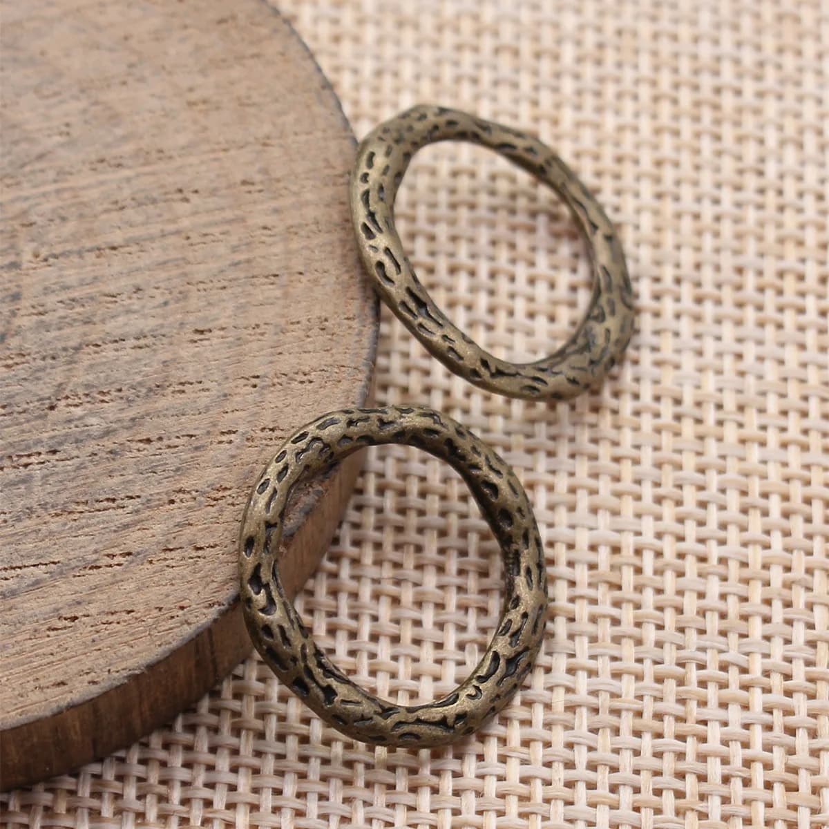 40pcs 21x21mm(0.83x0.83inch) 2 Colors Pockmarked Irregular Circular Circle Connector Hand Crafts Materials