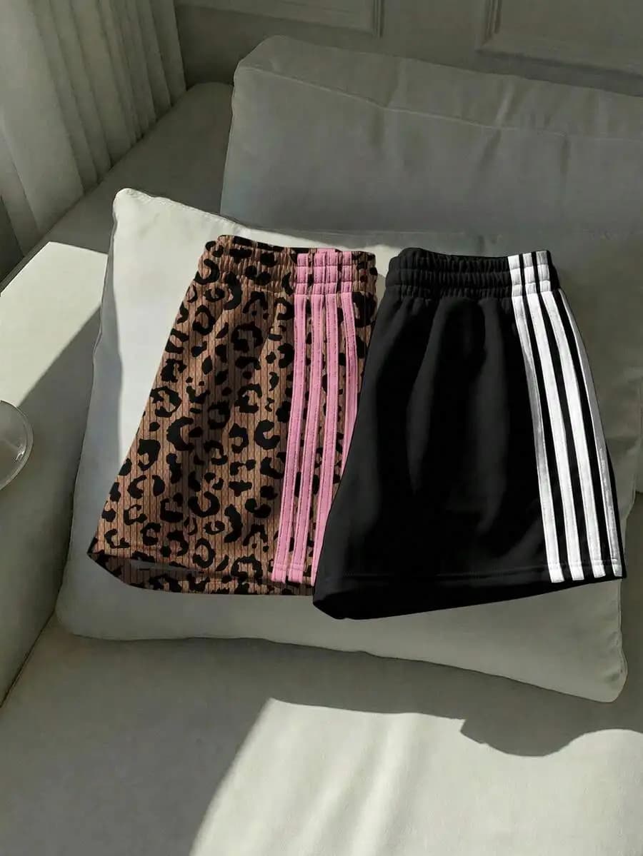 Pantaloncini larghi con stampa leopardata e righe nere con cintura a costine per abbigliamento casual, casa, sport, yoga
