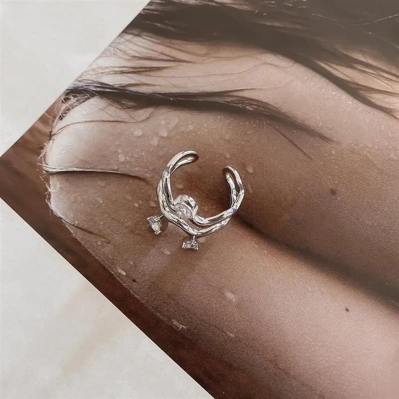 Anello intarsiato con zirconi dal design di nicchia in stile coreano per donna, stile trendy, lusso leggero, anello a catena con struttura in metallo irregolare