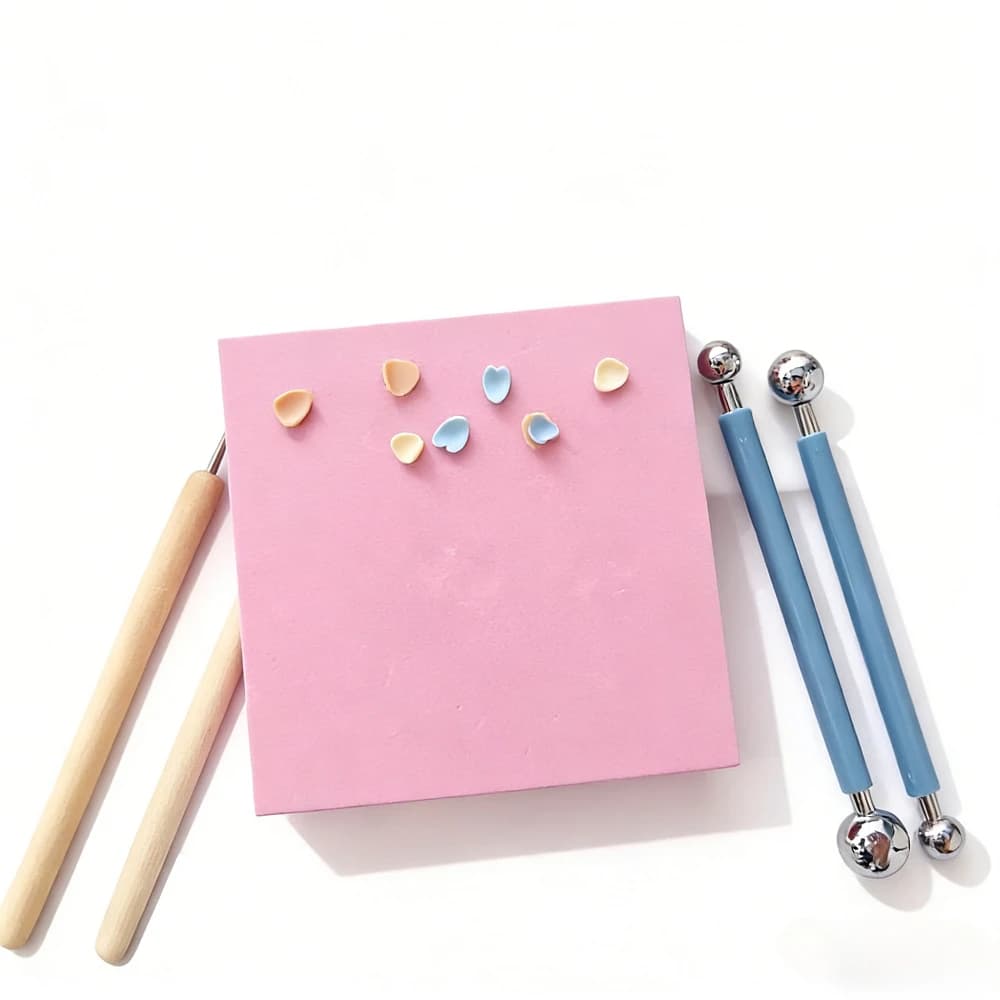 Tappetino da lavoro antiaderente PLA 10x10 cm per realizzare fiori e petali in argilla polimerica - Tappetino artigianale giallo e rosa per gioielli e orecchini fai da te