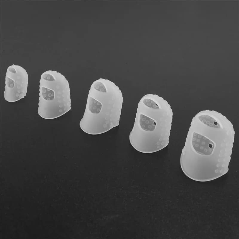 Il kit iniziale per chitarra AA75 include 8 plettri per pollice e dito per chitarra (celluloide in metallo e blu), 5 dita per chitarra trasparenti