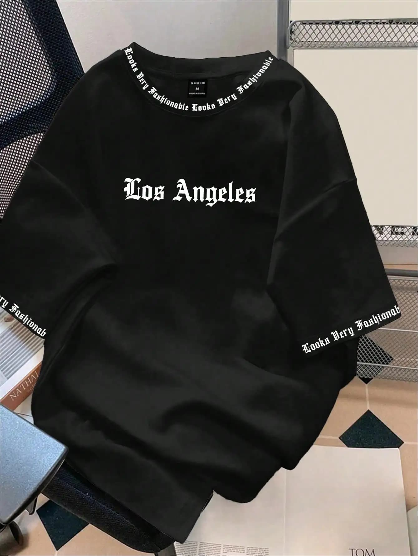 Men's oversize black t-shirt with graphic print, round neck and short sleeves