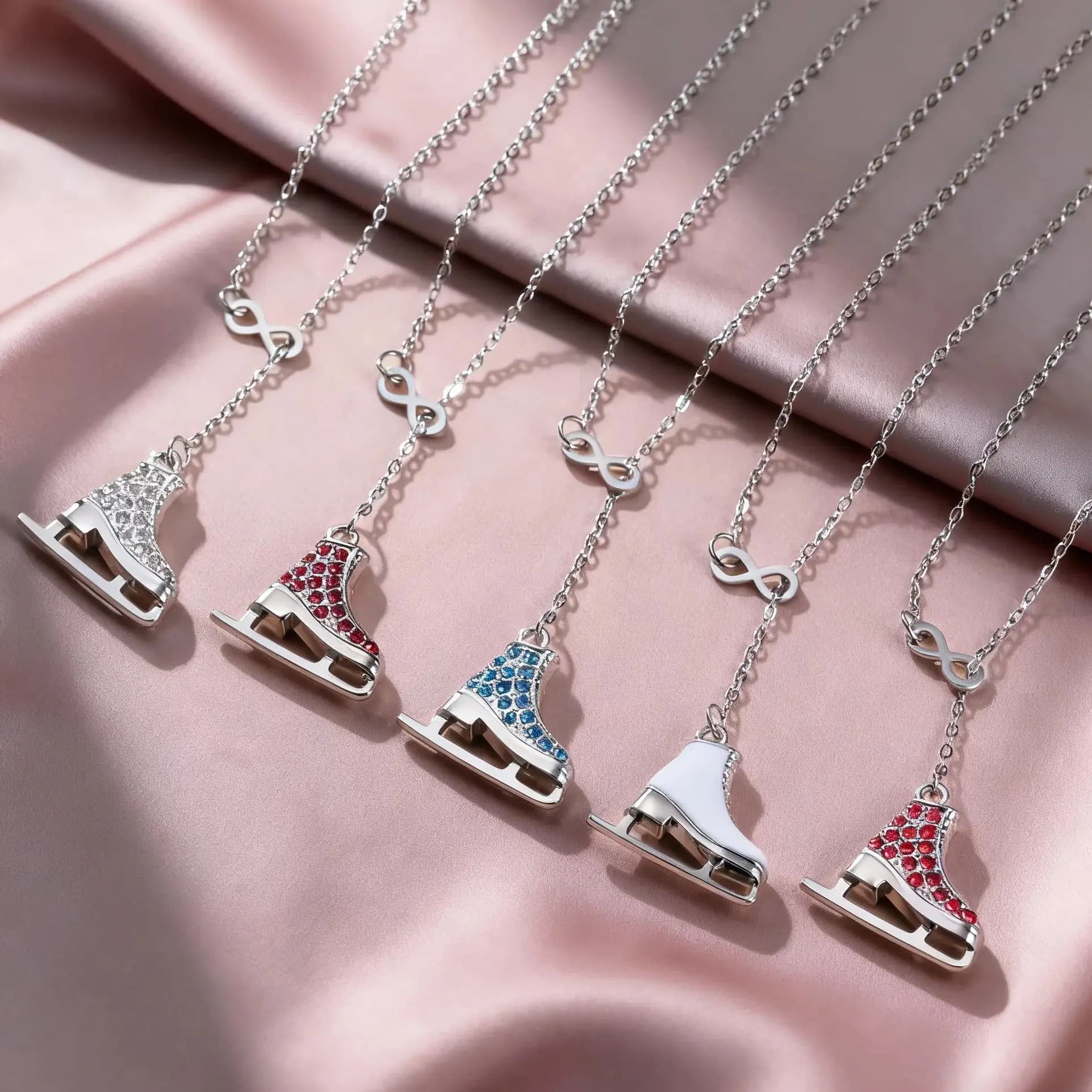 Collana di scarpe da pattinaggio su ghiaccio in cristallo per donna Ciondolo Infinity Love Strass Ciondoli con zirconi Gioielli romantici Regali per pattini su ghiaccio