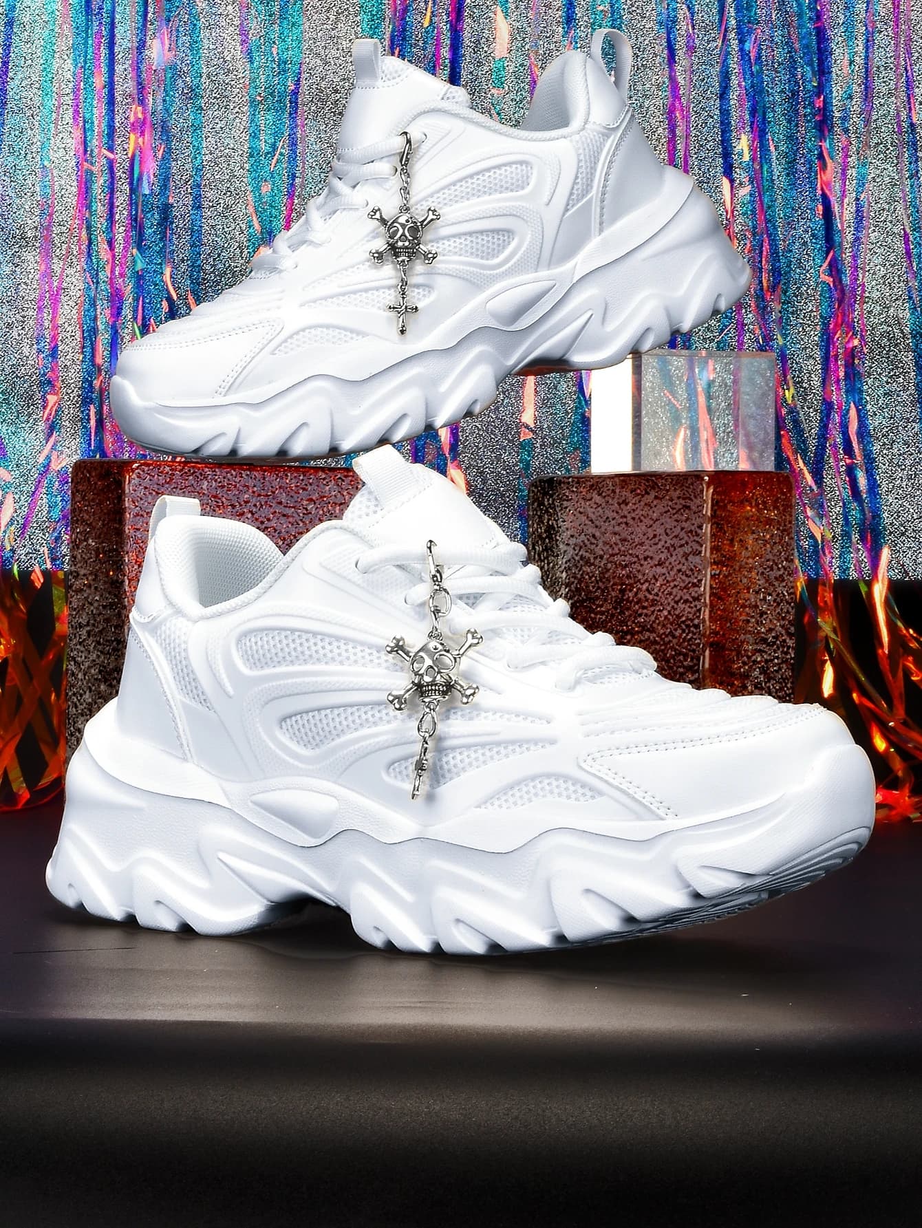 Scarpe da donna con rialzo di 5 cm, suola spessa, stile Dad Shoes Y2K, design dolce e cool, con decorazione a croce e teschio in metallo, in mesh traspirante, suola unica a forma di onda, sneakers casual bianche, per studentesse e pendolari, morbide e confortevoli, stile trendy Ins, design unico, scarpe da donna di nicchia non soffocate nel mercato, non in voga, ma uniche nel loro genere.