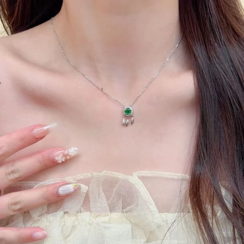 Collana alla Moda con Smeraldo Super Brillante, Gioiello Semplice ed Elegante, Versatile con Taglio a Fiore di Ghiaccio