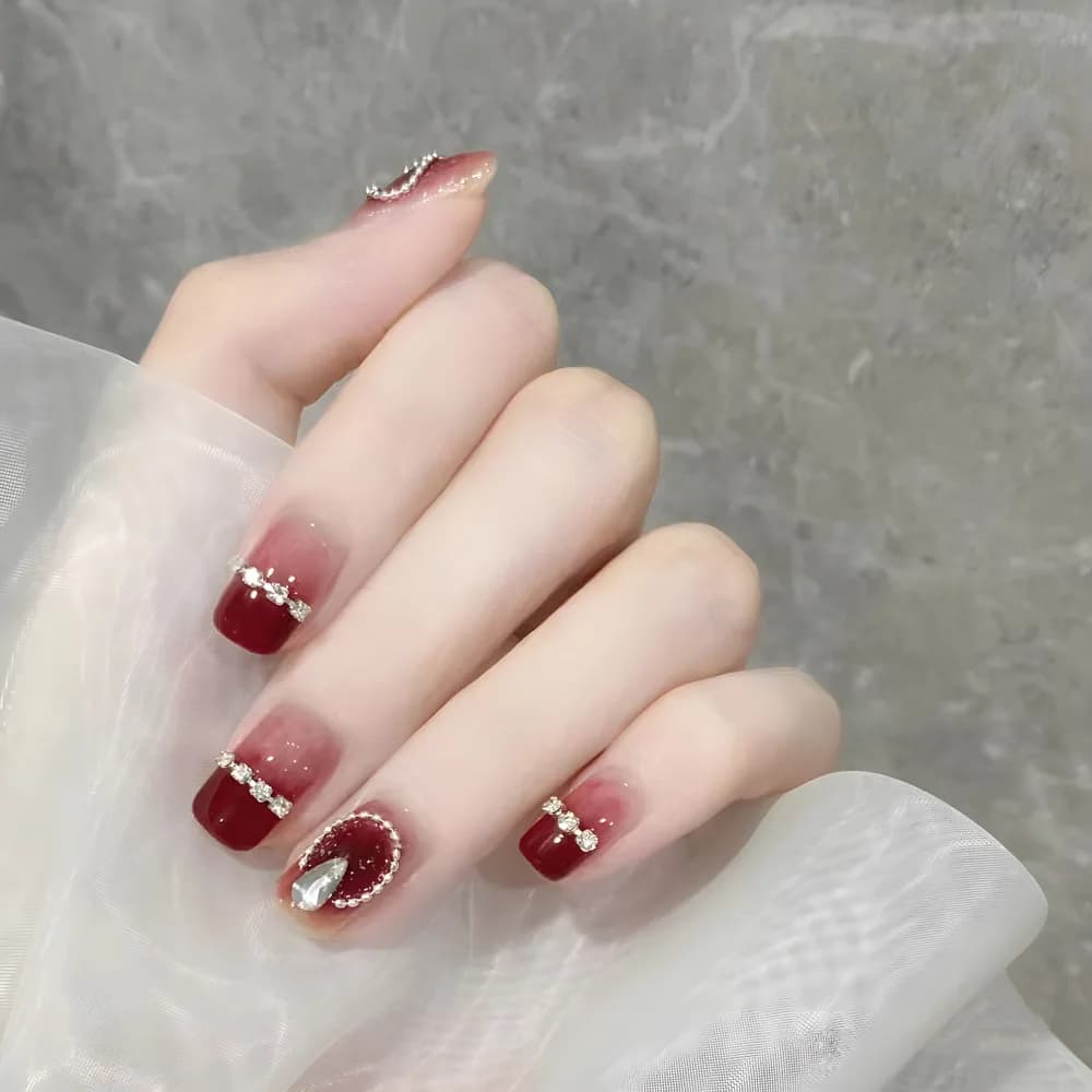 Nuova Collezione 2026: Nail Art Semplice con Strass e Glitter Sfumati, Catena Rossa Vino Stile Fatato