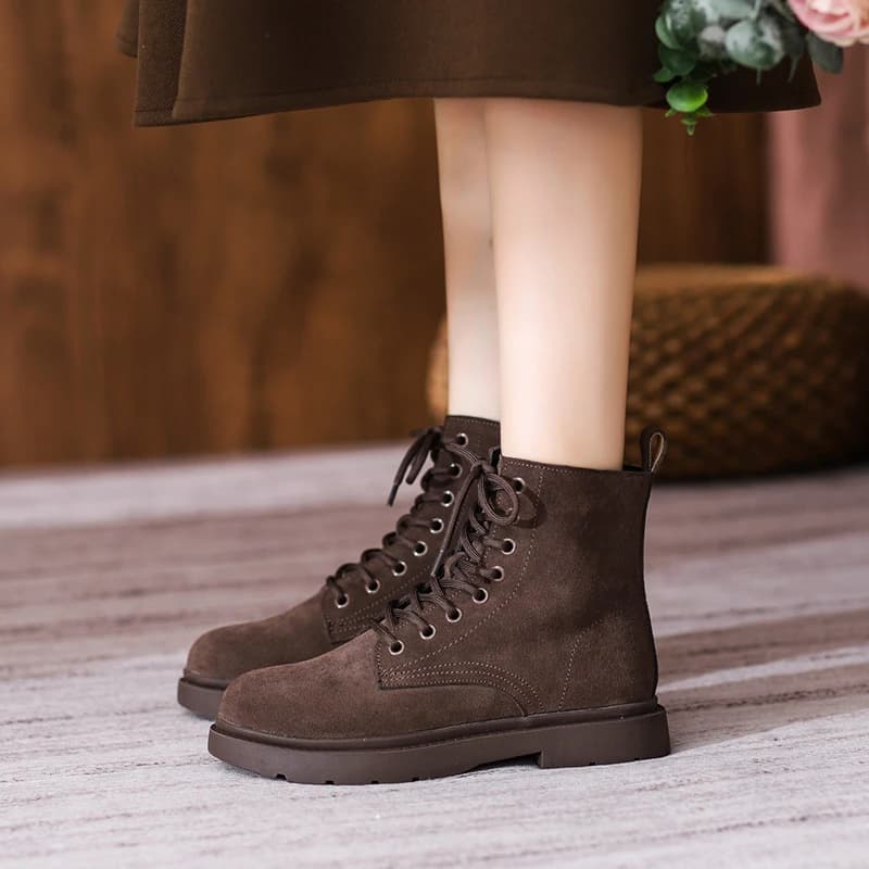 Stivaletti da donna in camoscio marrone con lacci, punta tonda, tacco basso e grosso, comodi e antiscivolo per l'autunno inverno e l'uso quotidiano.