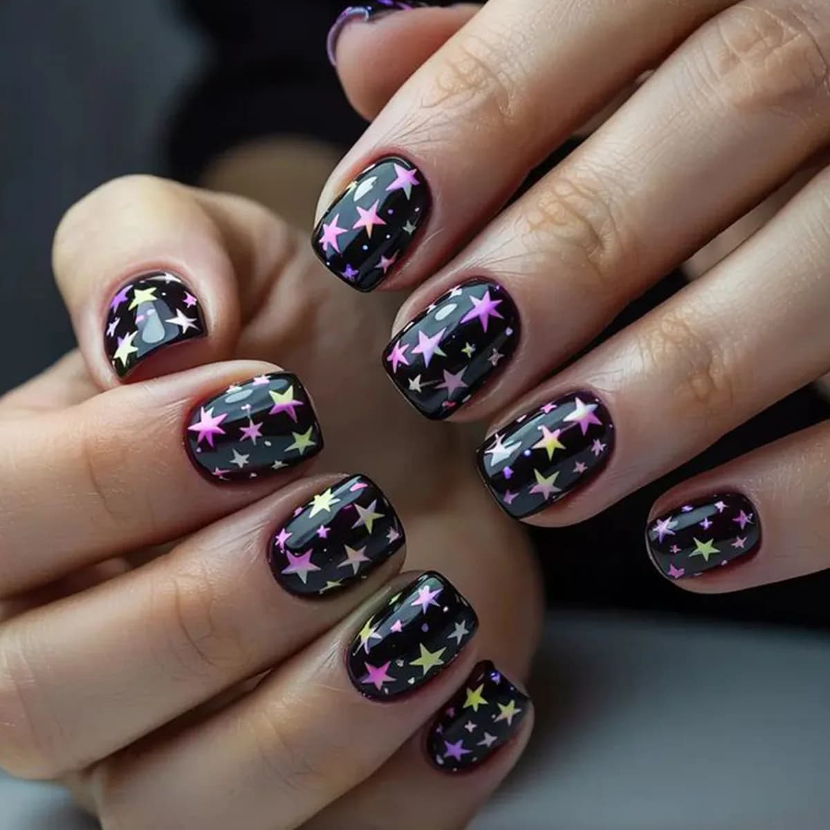 24Pcs Colorful Aurora Star Pattern Design False Nails Art Short Reusable Press on Black Square Nails Spicy Girl Fake Manicure