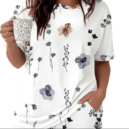 Completo da donna in 2 pezzi, top a maniche corte con scollo tondo e pantaloncini con elastico in vita, set pigiama casual femminile con stampa floreale ad acquerello