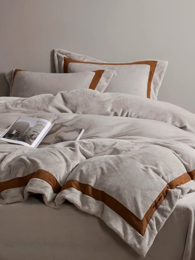 Biancheria da letto con copripiumino in pile di corallo nuovo in quattro pezzi 2025 in pile di latte semplice personalizzabile